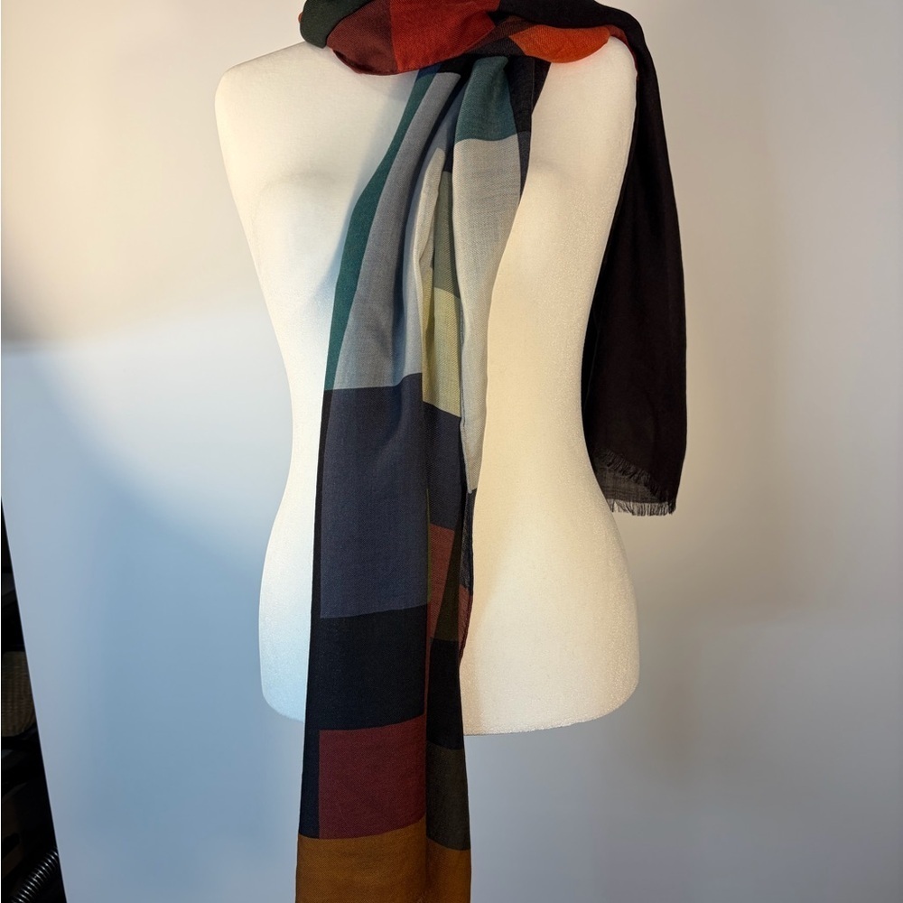 Akris Multicolor Patterned Cashmere Silk Blend Scarf. Large and Light Weight - Picture 10 of 10